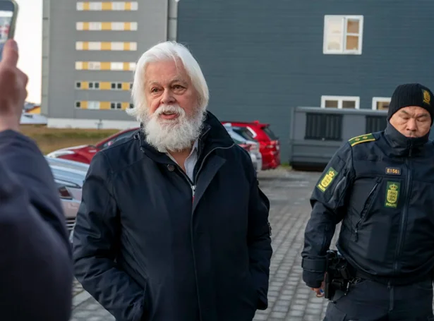 Paul Watson á veg inn í rættarhølið í Nuuk í dag (Mynd: Sermitsiaq)