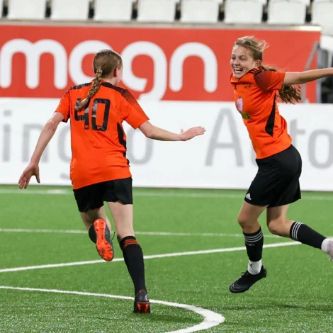 Sara Benjaminsen fegnast um eitt av nógvu málunum, hon hevur skorað fyri Skála ÍF (Mynd: FSF)