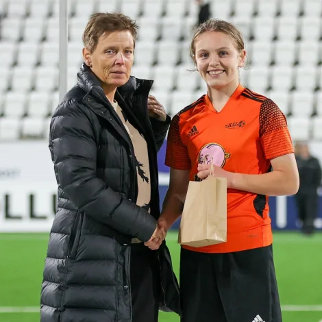 Sara Benjaminsen avmyndað meðan hon enn spældi við Skála ÍF. Her saman við Anju Rein frá Fótbóltssambandinum (Mynd: Skála ÍF)