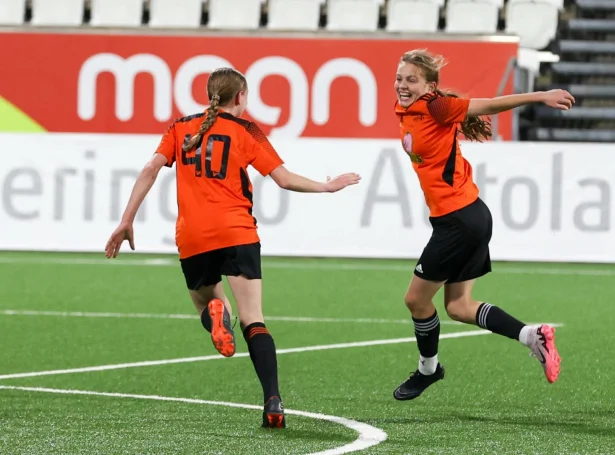 Sara Benjaminsen fegnast um eitt av nógvu málunum, hon hevur skorað fyri Skála ÍF (Mynd: FSF)