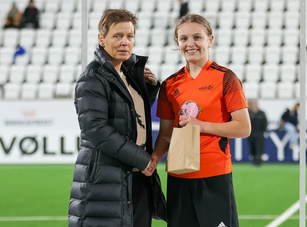 Sara Benjaminsen avmyndað meðan hon enn spældi við Skála ÍF. Her saman við Anju Rein frá Fótbóltssambandinum (Mynd: Skála ÍF)