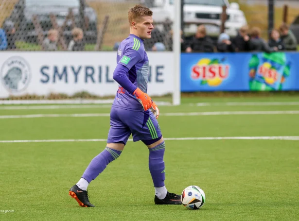 25-ára gamli leirvíkingurin stóð á gáttini til at gerast pápi fyri fyrstu ferð, tá fyrri dysturin móti Linfield varð spældur. Tískil var hann á sjúkrahúsinum og ikki á Tórsvølli (Savnsmynd: Sverri Egholm)