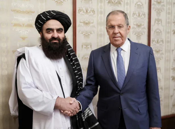 Russiski uttanríkismálaráðharrin, Sergej Lavrov og virkandi uttanríkismálaráðharrin hjá Taliban-stjórnini í Afganistan, Amir Khan Muttaqi (Mynd: Reuters)