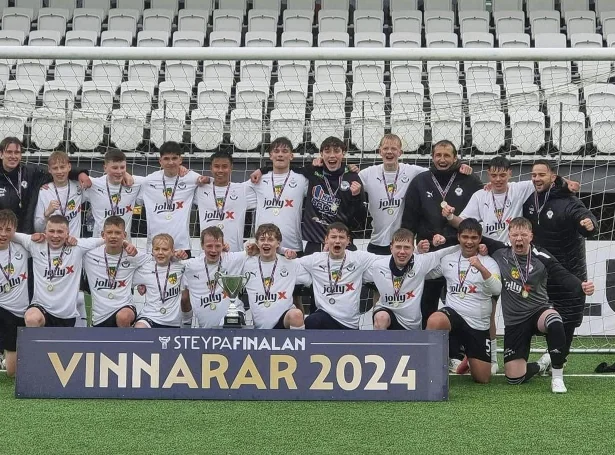 U17-finalan var ógvuliga undirhaldandi við seks málum í 1. hálvleiki og átta samanlagt. B36-dreingirnir syrgdu fyri reinum steypahattrikki til felagið - teir liggja í løtuni til FM eisini (Mynd: B36)