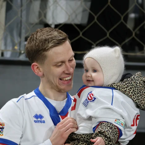 Málskjúttin til 1-0, Jann Benjaminsen, saman við barni sínum (Mynd: Andrei Antal)