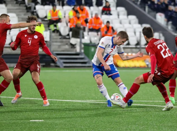 Umgyrdur av fýra armenum, leggur Jóannes Bjartalíð Føroyar á odda - Mynd: Bjarni Enghamar