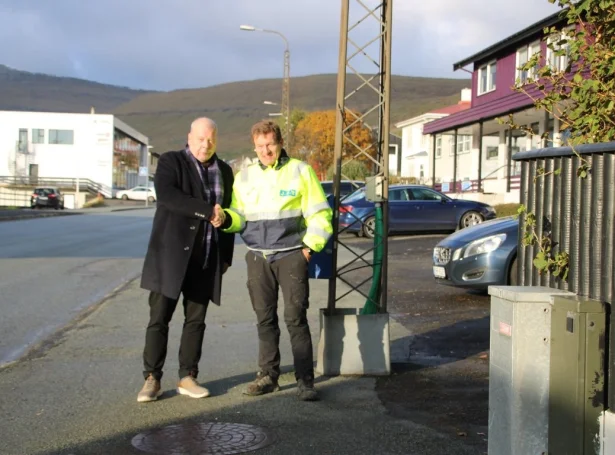 Tórbjørn Jacobsen og Høgni Petersen. -- Leiðingin er gomul – um aldur við vegin, og hóast vatnið úr brunnunum og frá reinsiverkinum er reint samsvarandi galdandi krøvum, er tað komið fyri, at litur er settur at vatninum frá leiðingini (Mynd: runavik.fo)