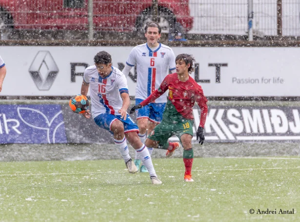 Tað rakk ikki til stig hjá Noah Mneney og liðfeløgunum í kuldanum í Klaksvík fríggjadagin - tá skoraði Portugal til 2-1 í 87. minutti. Í dag skoraði miðvallarin, og Føroyar hildu nullið (Savnsmynd: Andrei Antal)