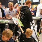 Nógvi autografar og nógv smíl. Slíkt kann vera ein umráðandi partur av tí at sammeina fótbóltslandsliðið og føroyingar annars - nakað ið ikki skal forsømast (Mynd: Fótbóltssamband Føroya)