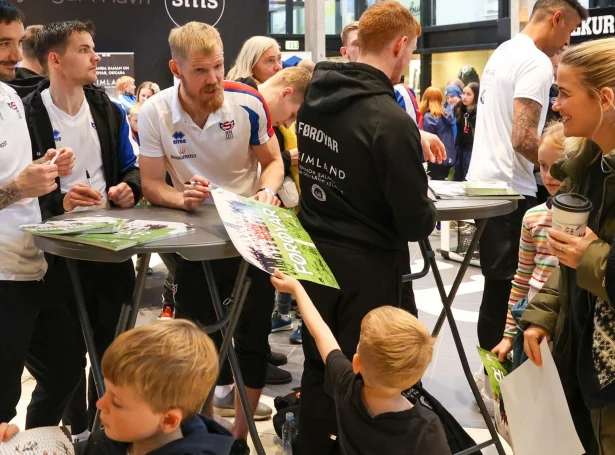 Nógvi autografar og nógv smíl. Slíkt kann vera ein umráðandi partur av tí at sammeina fótbóltslandsliðið og føroyingar annars - nakað ið ikki skal forsømast (Mynd: Fótbóltssamband Føroya)