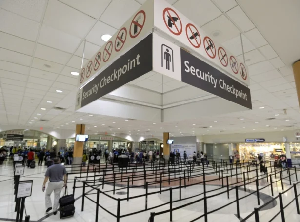 Trygdareftirlit á Hartsfield-Jackson Atlanta International Airport í Atlanta í amerikanska statinum Georgia (Mynd: EPA)