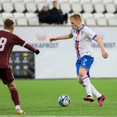 Emil Weihe Joensen í U21-landsliðssigri móti Hvítarusslandi á Tòrsvølli í oktober 2024. Síðani hevur hann skift til NSÍ og víst seg væl fram har (Mynd: Bjarni Enghamar/FSF)