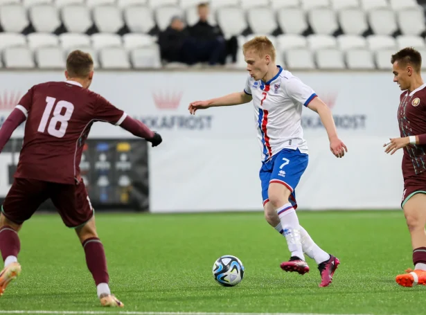 Emil Weihe Joensen í U21-landsliðssigri móti Hvítarusslandi á Tòrsvølli í oktober 2024. Síðani hevur hann skift til NSÍ og víst seg væl fram har (Mynd: Bjarni Enghamar/FSF)