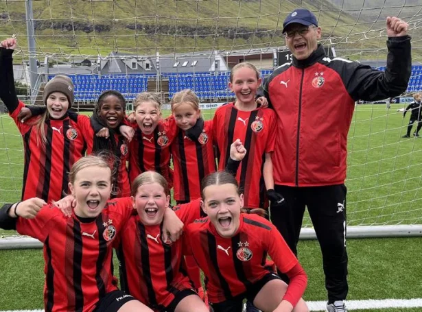 53-ára gamli John venur U11-gentur og U16-gentur, umframt næstbesta kvinnuliðið hjá HB. - Við at vísa engagement í eygnahædd, gleði um fótbóltsspælið, at fara væl fyrireikaður til hvørja venjing, skapar tú karmar, sum fær genturnar at trívast (Mynd: HB/UEFA)