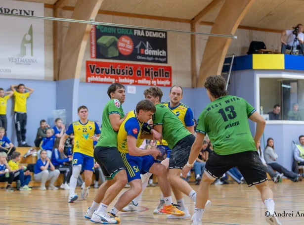 VÍF stríddist veruliga fyri tí og vann 34-30 . H71 tapti 34-30 (Mynd: VÍF/Andrei Antal)