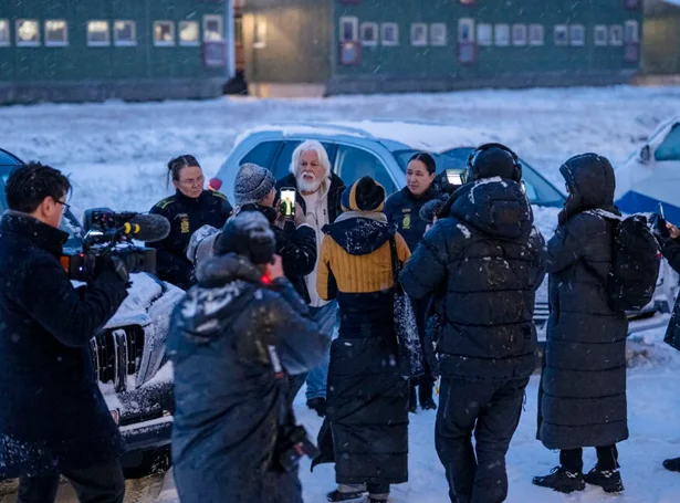 Tað var stórur áhugi fyri rættarfundinum í Nuuk fyrr í dag - so stórur at neyðugt var at seta eyka stólar upp. Paul Watson gremur seg um umstøðurnar og er stúrin fyri at verða útflýggjaður til Japan (Mynd: Leiff Josefsen/sermitsiaq)