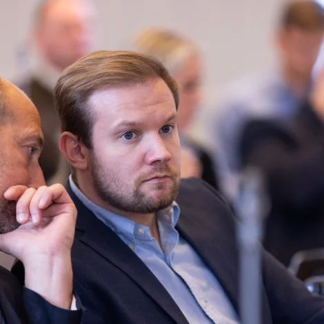 Uni Holm Johannesen spyr Ruth Vang um vitlíki