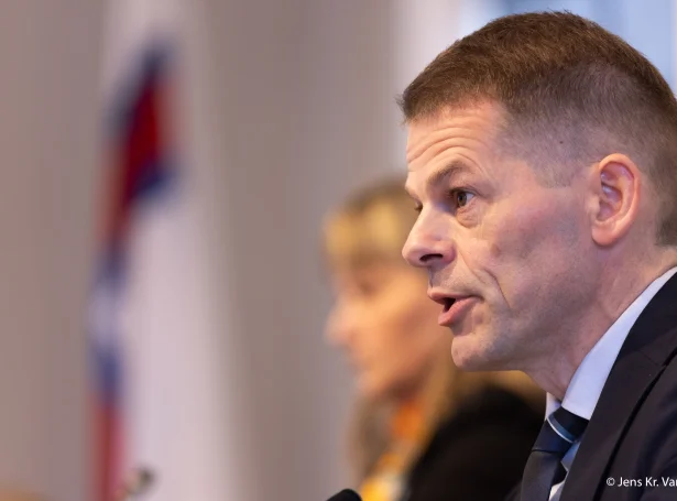 Eyðdis Hartmann Niclasen og Jóhan Dahl atkvøddu fyri, tá málið kom fyri í fjør, men tað er eingin ivi um, at man aðrastaðni í tingbólkinum ikki vil hava málið fram aftur - og so slett ikki við einum tinglimi hjá Sambandsflokkinum sum eitt av oddafólkunum. Bárður á Steig Nielsen atkvøddi sjálvur ímóti málinum um fría forsturtøku í fjør (Mynd: Sverri Egholm)