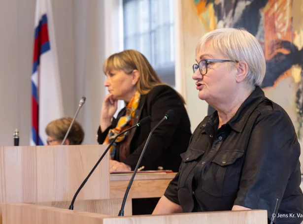 - Vit mugu taka bíligasta lánið, vit kunnu fáa. Allir møguleikar skulu vera á borðinum til so stóra verkætlan, vísti serliga Bárður á Steig Nielsen, sum spurdi Ruth Vang um møguligt stalslán, um (Savnsmynd: Jens Kr. Vang)