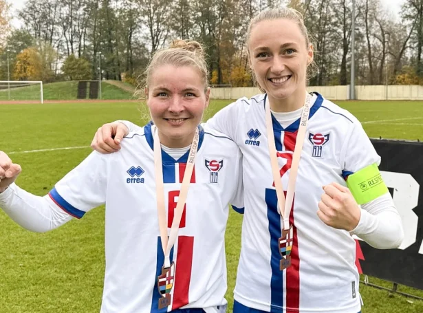 Heidi Sevdal og Ásla Johannesen stóðu fyri málunum, tá Føroyar sunnudagin vunnu 2-1 á Litava (Mynd: Brynhild Absalonsen / FSF)