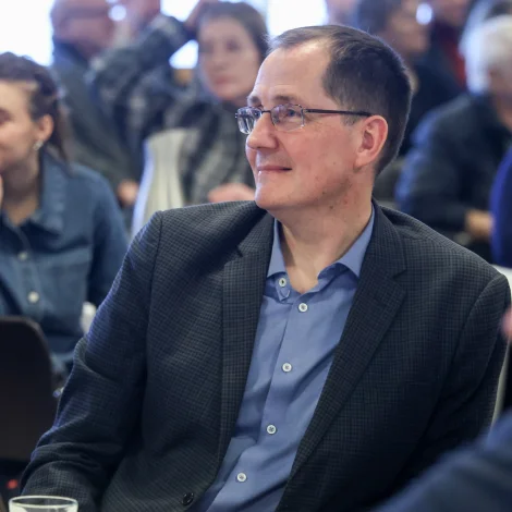 Dennis Holm kært Kringvarpið fyri grein