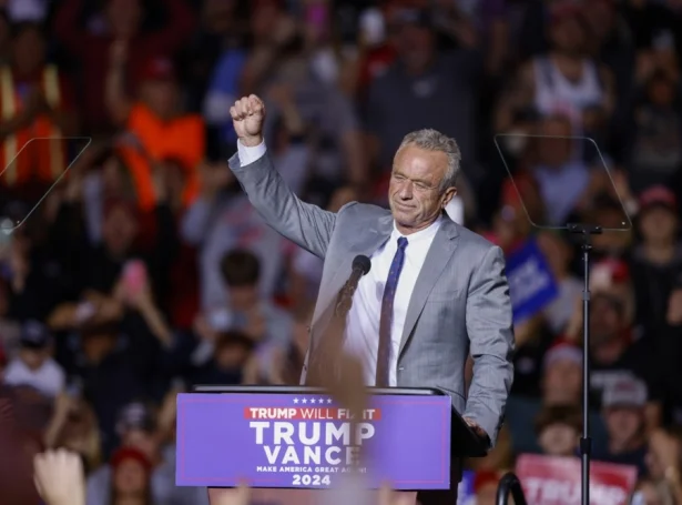 Robert F. Kennedy Jr. á veljarafundi hjá Donald Trump í Wisconsin (Mynd: EPA)