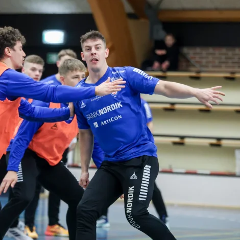 Kjartan Johansen er nú skaðafríur, og er høgri bakkurin byrjaður ógvuliga væl í Vendsyssel (Mynd: Sverri Egholm)