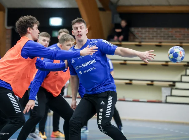 Kjartan Johansen er nú skaðafríur, og er høgri bakkurin byrjaður ógvuliga væl í Vendsyssel (Mynd: Sverri Egholm)
