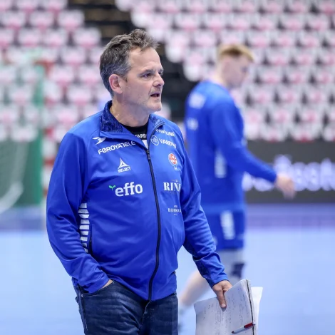 - Vit skulu fáa nógvar spælarar í spæl hesar dagarnar. Hetta er eisini ein góður møguleiki hjá teimum yngru og hjá teimum, sum ikki hava spælt nógv stórar landsdystir at vísa seg fram. Landsliðsvenjarin fegnast um góðar dystir stutt undan EM og støðuni í hópinum (Savnsmynd: Sverri Egholm)