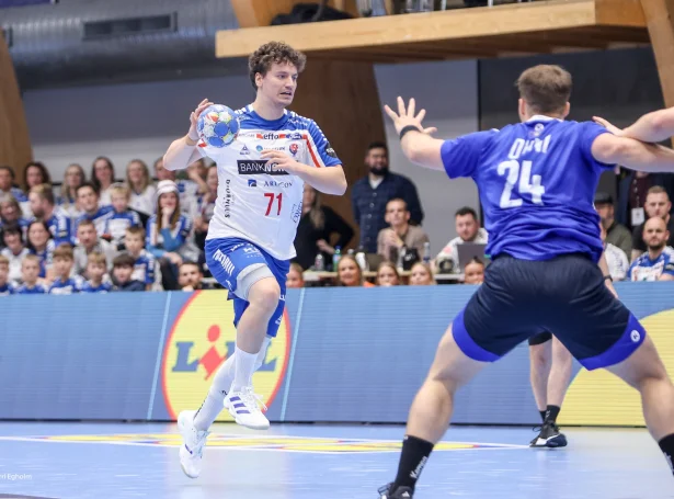 Elias Ellefsen á Skipagøtu í hopla í løtum í dag. Tað rakk tó ikki á mál (Savnsmynd: Sverri Egholm)