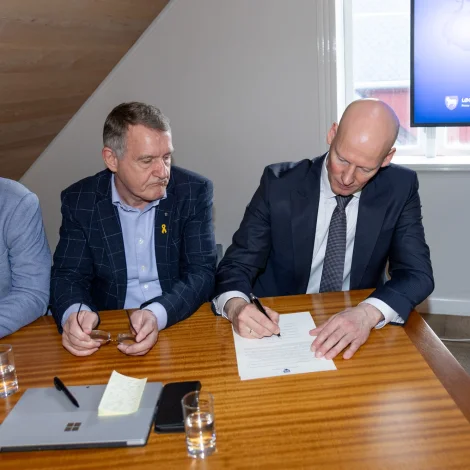 Einki bendir á eina øðrvísi samgongusamanseting í løtuni
