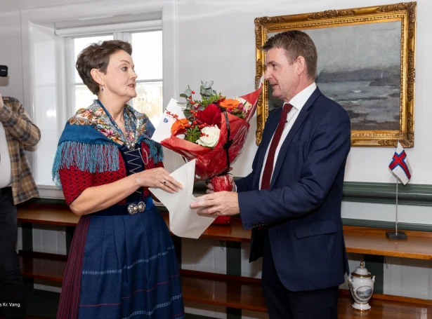 Súsanna Bertholdsen segði seg í gjárkvøldið úr landsstýrissessinum, sum hon júst kom í. Aksel V. Johannesen tók hetta til eftirtektar og sendi Djóna Nolsøe Joensen út í Tinganes aftur (Mynd: Sverri Egholm)