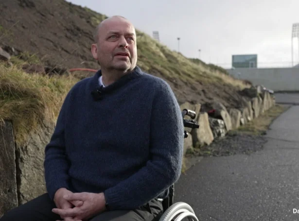 Kaj Leo Holm Johannesen hevur autoimmunu sjúkuna CIDP og hevur seinastu tíðina sitið í koyristóli (Savnsmynd: KVF)