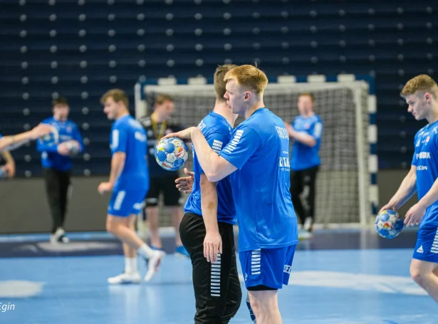 Vilhelm Poulsen og Kjartan Johansen eru kappingarneytar - og samstarvsfelagar - á høgra bakki hjá Føroyum. Teir býta møguliga spælitíðina í álopinum eitt sindur ímillum seg í morgin (Mynd: Egin Tollaksson Kass)