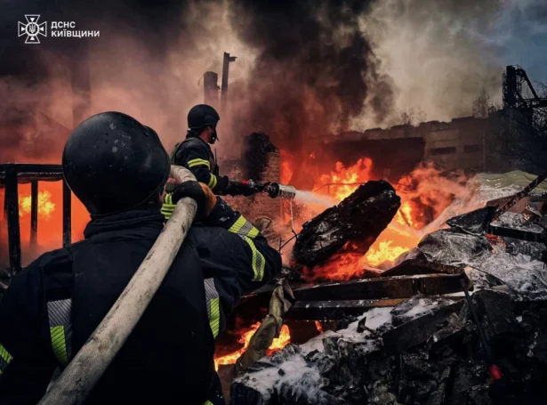 Sløkkiliðsfólk í Kyiv (Mynd: Reuters)