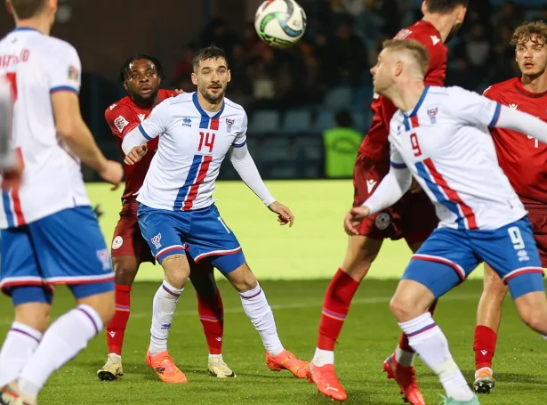 Tað hevur verið tætt millum Lettland, Armenia og Føroyar. Eftir føroyska sigurin í Yerevan hava Føroyar slitið seg leysar og latið hini bæði eftir at stríðast um at sleppa undan aftasta plássinum (Mynd: Hans Erik Danielsen / FSF)