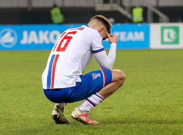 Menn vóru vónbrotnir eftir 1-0 tapi fyri Norðurmakedónia, ið hevði við sær, at møguleikin, at spæla Føroyar upp í deild B, glapp okkum av hondum - Mynd: Hans Erik Danielsen