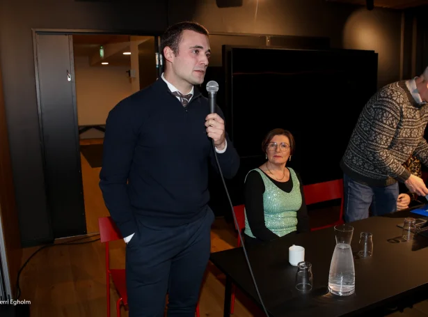 24-ára gamli Hermann Samuelsen hevur sitið í Klaksvíkar Kommunu í yvir tvey ár. Hann fekk 154 atkvøður til kommunuvalið 2022 - ta fyrsta hann stillaði upp til (Mynd: Sverri Egholm)