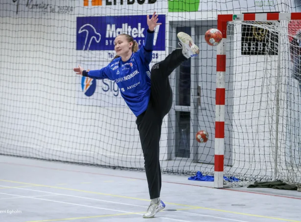 Annika Fríðheim Petersen til venjing í Klaksvík í vikuni. Eftir dystin her í kvøld heldur føroyski málverjin, at tað er bara at venja nakrar støður upp aftur betri; so kann man veruliga gagnýta sínar styrkir - serliga ferðina - og niðurseta talið av mistøkum (Mynd: Sverri Egholm)