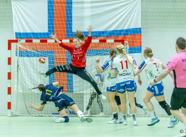 Føroyski verjuparturin og Annika Fríðheim Petersen stóðu væl fyri steðgin, og hálvleiksleiðslan var á trý mál. Rútman var tó ikki heilt har í pørtum av 2. hálvleiki (Mynd: Andrei Antal/HSF)