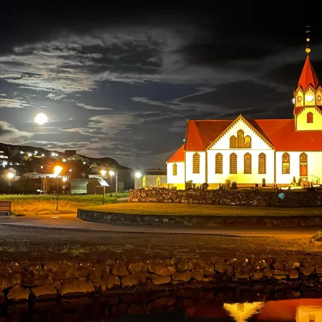 Eingin kirkjugongd í dag