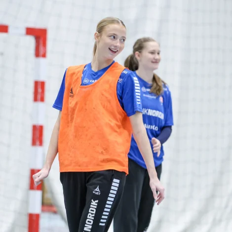 Lív Bentsdóttir Zachariasen til landsliðsvenjing - aftanfyri hana sæst Annika Fríðheim Petersen, sum nú er liðug í Aalborg (Mynd: Sverri Egholm)