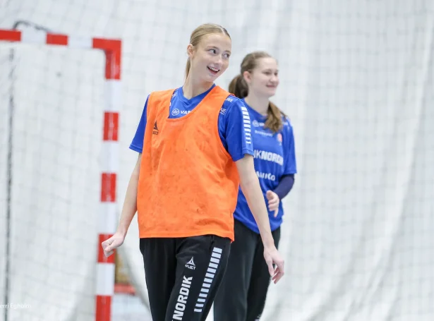 Lív Bentsdóttir Zachariasen til landsliðsvenjing - aftanfyri hana sæst Annika Fríðheim Petersen, sum nú er liðug í Aalborg (Mynd: Sverri Egholm)