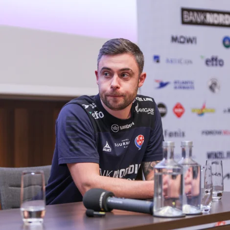 Simon Olsen verður framhaldandi hjálparvenjari hjá føroyska A-landsliðnum við kvinnum. Hann kemur tó kortini ikki aftur til Hoyvíkar fast (Savnsmynd: Sverri Egholm)