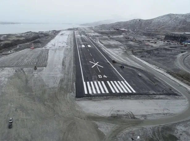 Nýggja 2.200 metra langa flogbreytin í floghavnini í Nuuk (Mynd: Greenald Airports)