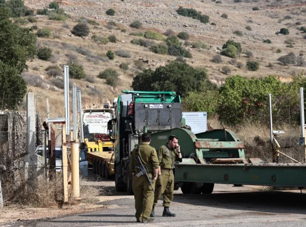 Ísraelsk herfólk bíða eftir at sleppa úr Libanon (Mynd: EPA)