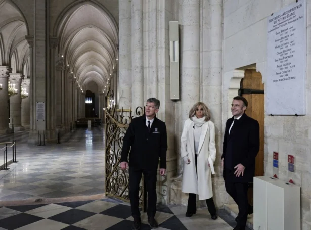 Franski forsetin, Emmanuel Macron vitjaði Notre Dame fríggjadagin (Mynd: EPA)