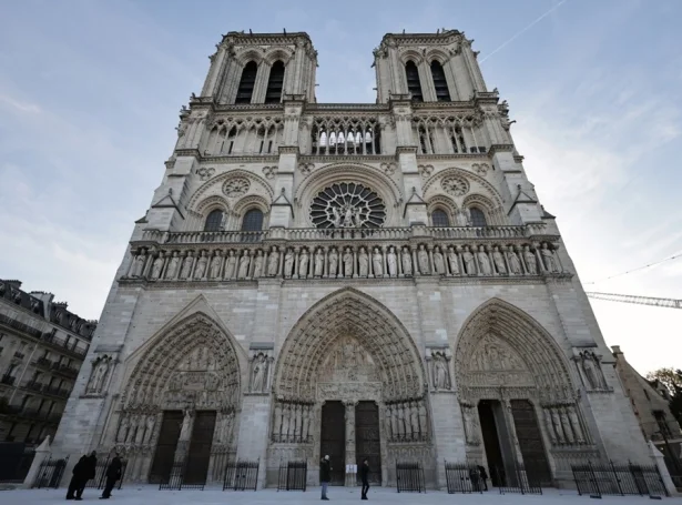 Heimskenda Notre Dame-dómirkjan í París (Mynd: EPA)