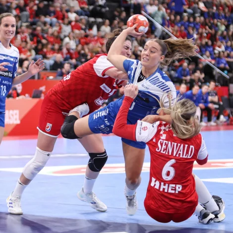 Súna Krossteig Hansen og hinar stríddu seg til javnleik móti Kroatia til EM-endaspælið. Man vil tó helst sleppa undan kroatum aftur - serliga tá hugt verður eftir hinum møguleikunum í bólkinum (Savnsmynd: Sverri Egholm)
