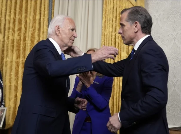 Amerikanski forsetin, Joe Biden og sonur hansara, Hunter Biden avmyndaðir eftir ein tíðindafund í Hvítu Húsunum í juli (Mynd: EPA)